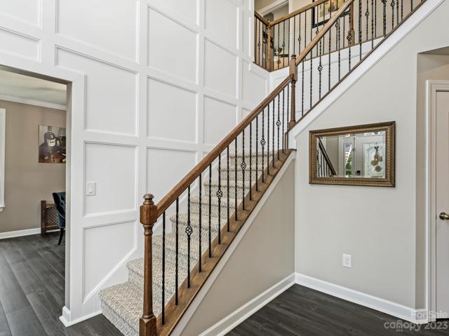 Foyer w/flr to ceiling custom wainscotting, LVP