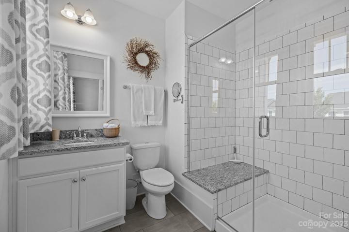 Upstairs 2nd primary bath
