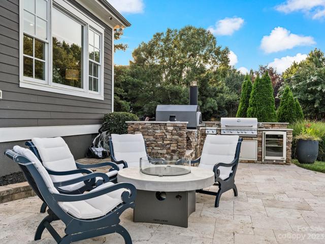 Outdoor fire pit