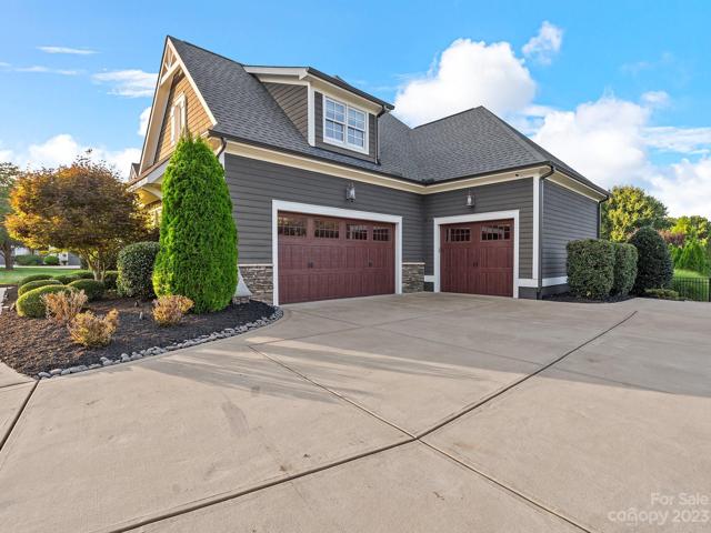3 car garage ready for move in