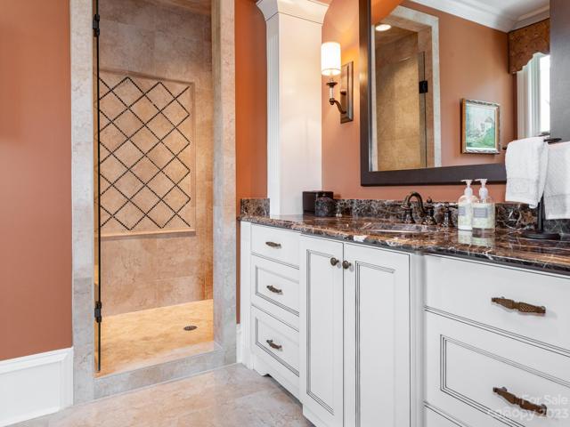 Full En-Suite Bath on Main Level
