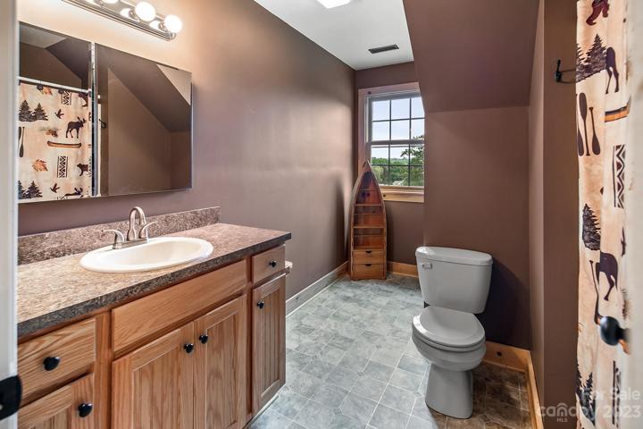 Full bathroom upstairs with shower/tub combo