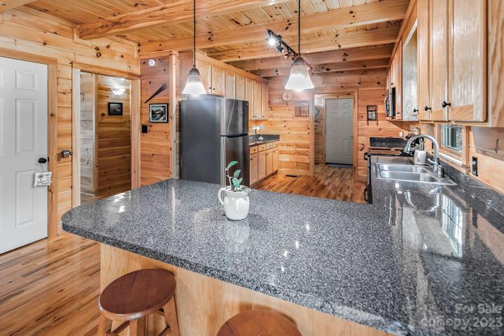 Eat-in kitchen bar