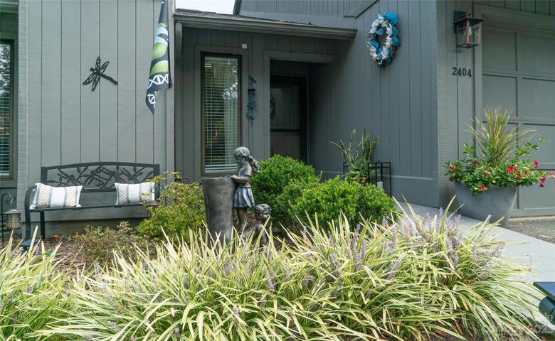 Great curb appeal and a quiet spot.