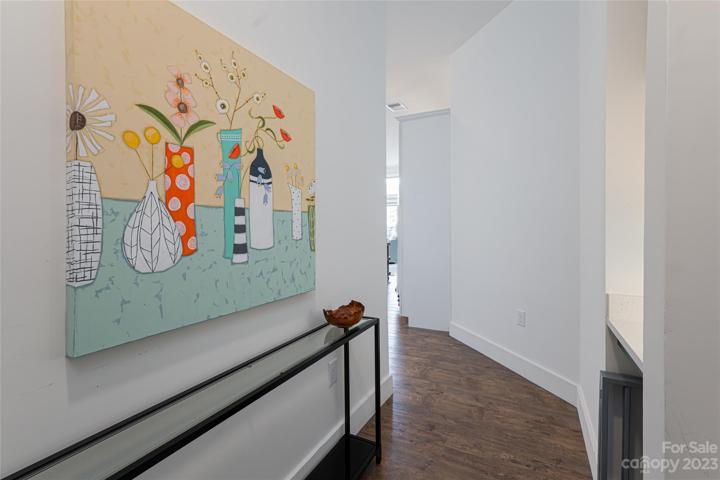Welcome to this lovely corner condo