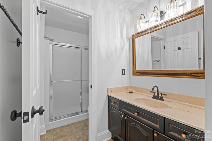 Upper level full bathroom.