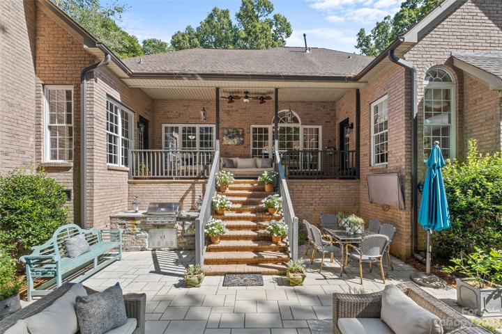 Built in Gas Grill, lots of space to entertain.