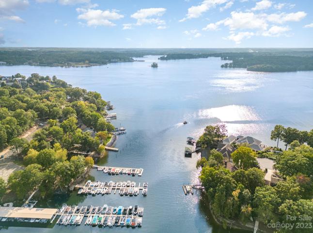 2 story townhome on beautiful Lake Wylie!