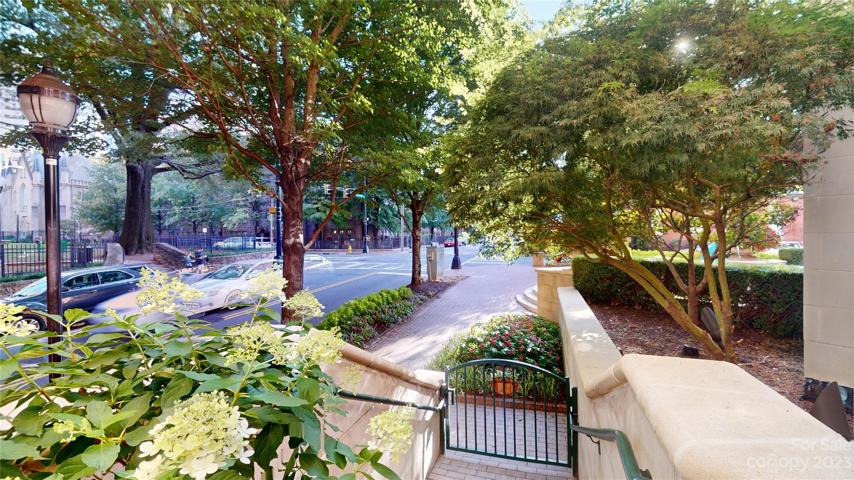 Fifth and Poplar Center City Condo with private street front entrance and interior buildling entrace