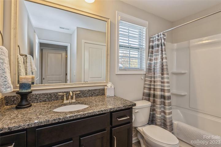 Upstairs Bonus/4th bedroom with private 3rd bathroom