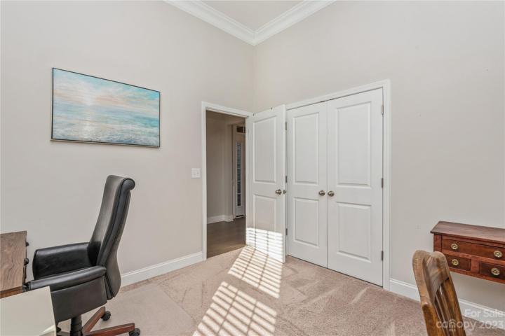 2nd bedroom makes nice office