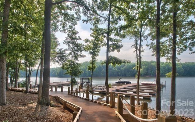 Walking Trails to private boat docks