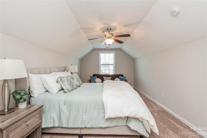 Upstairs Bonus/4th bedroom with walk-in closet