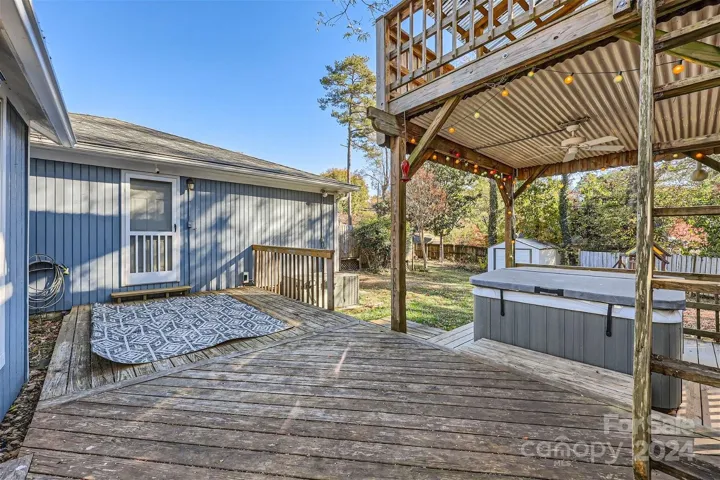 Treehouse with hot tub, with private access to pirmary bedroom