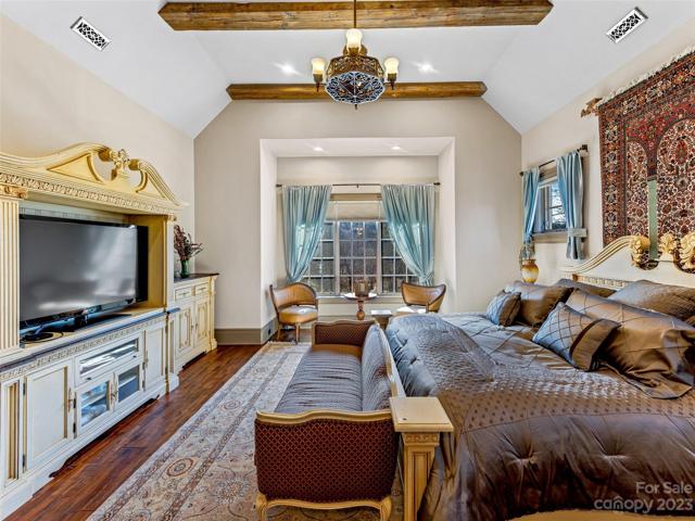 A spacious and regal sleeping quarters...