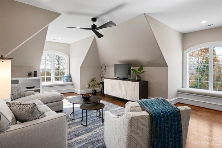 Bonus/ flex space on upper level