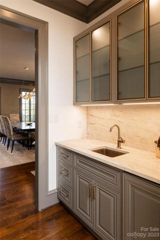 Walk-through bar/serving area off of the dining room