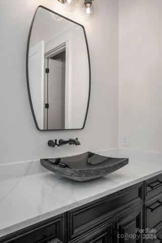 Ensuite full bath for bedroom 3