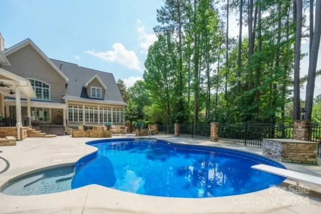 Sparkling Pool!