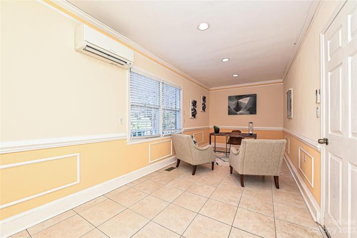 232 square foot office or flex space