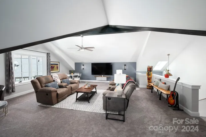 Great Flex Space, Media Room, Studio Space Over the Detached 3-Car Garage