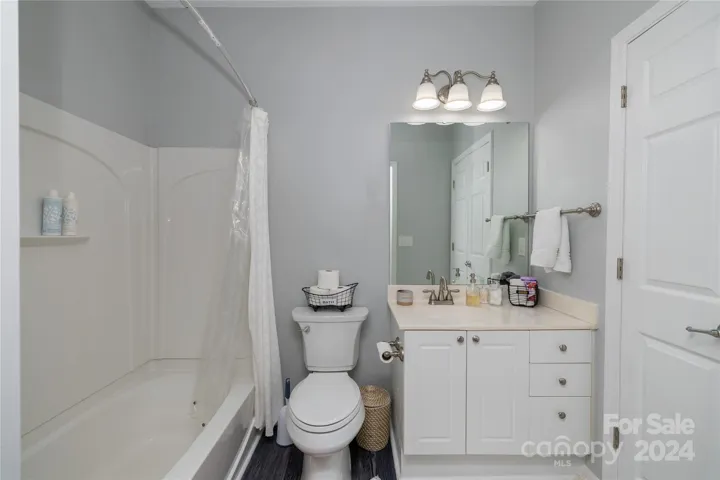 Second bathroom with access from main living area and from secondary bedroom