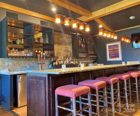 On-site bar/restaurant
