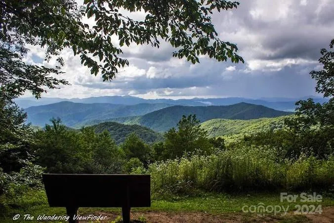 No wonder folks like my brother and his wife get married here... so picturesque! View and enjoy, soak up the fresh air or take a quick hike... less than 5 mins from the home/lot (*JUmp off pics off Google)