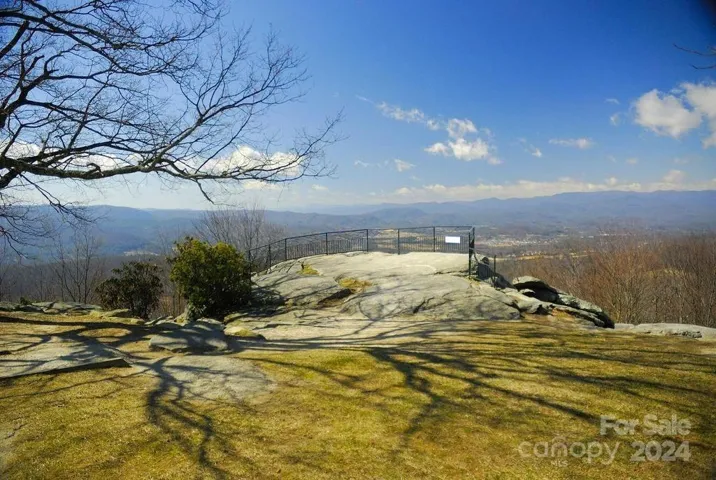 No wonder folks like my brother and his wife get married here... so picturesque! View and enjoy, soak up the fresh air or take a quick hike... less than 5 mins from the home/lot (*JUmp off pics off Google)