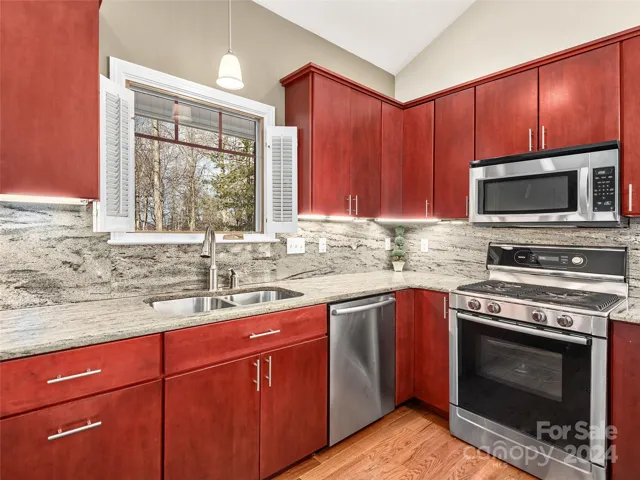 Kitchen that has all the right touches... come soak it up and bake a cake! :)