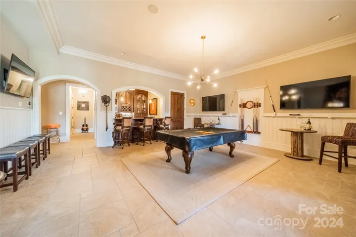 Recreation room w/ full bar area
