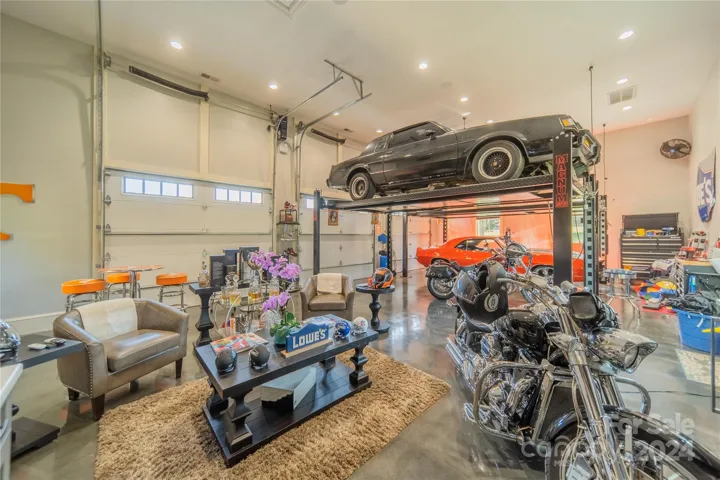 Workshop w/ dual lifts