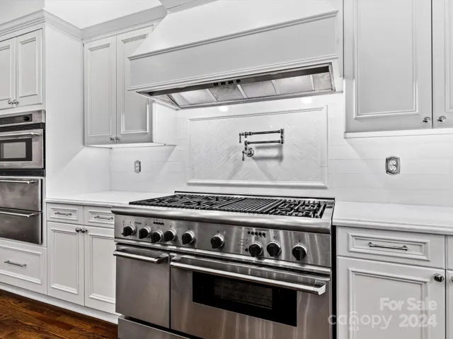 Main Floor Gas Thermador Grill/Stove Top?Oven