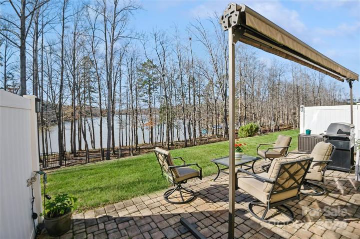 Nice spacious patio with stone pavers