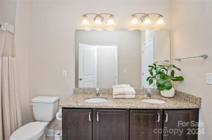 2nd Upstairs Full bath with dual sinks
