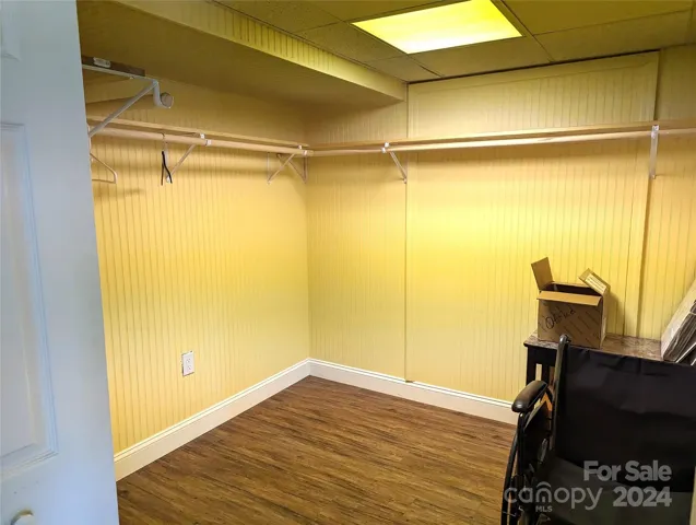 HUGE WALKIN CLOSET BASEMENT BONUS ROOM