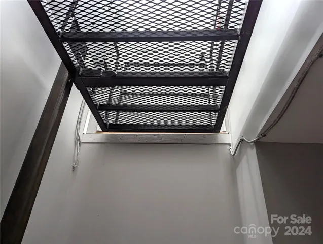 BOTTOM OF LIFT