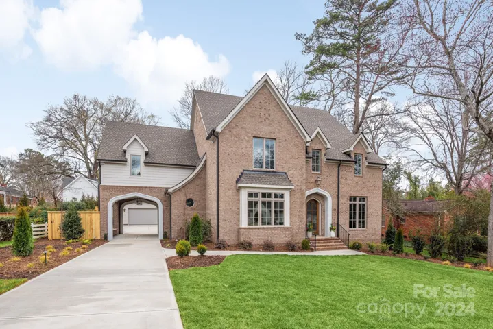 A quiet street in the Cotswold neighborhood