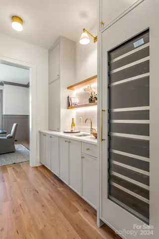 Butlers pantry, ice maker, wine tower