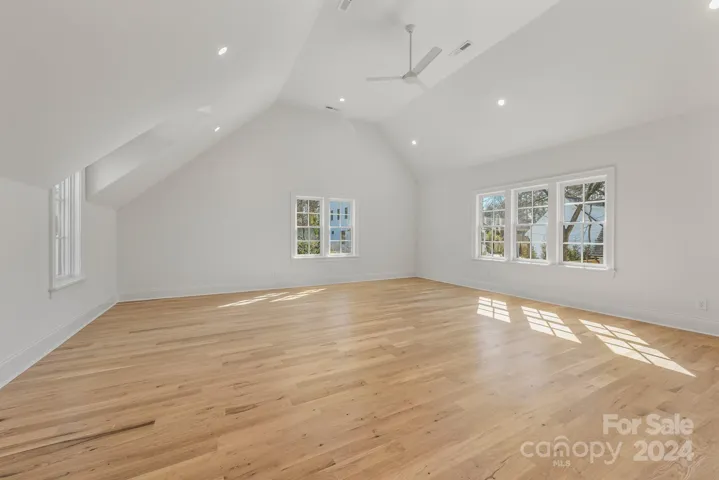 Large bonus room