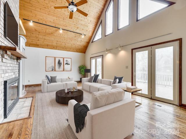 Stunning isn't it? We're virtually staged.