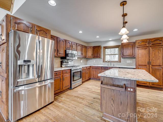 Updated kitchen, the refrigerator conveys