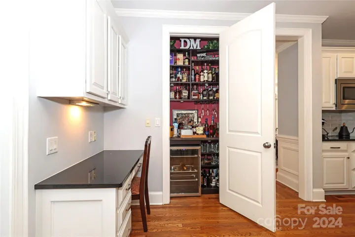 Niche area and Wine or Liquor Cabinet