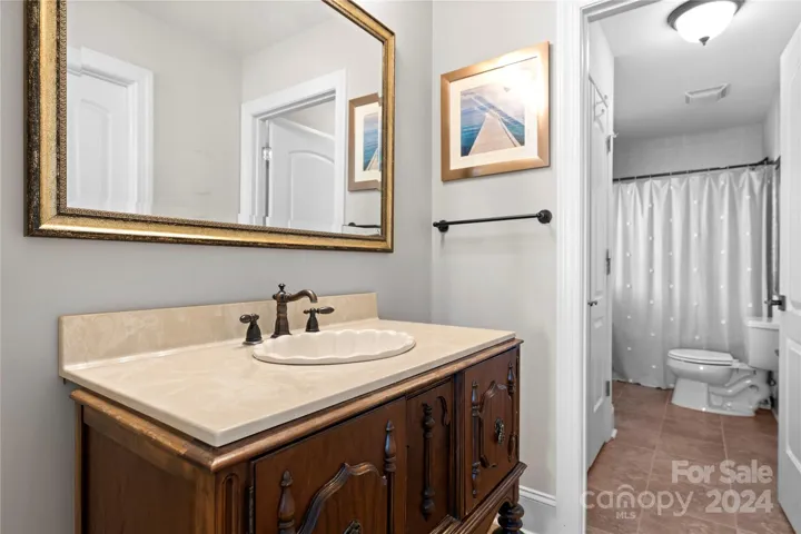 Upper level bedroom en-suite