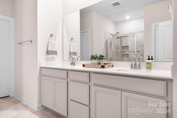 Dual vanities, GORGEOUS countertops.