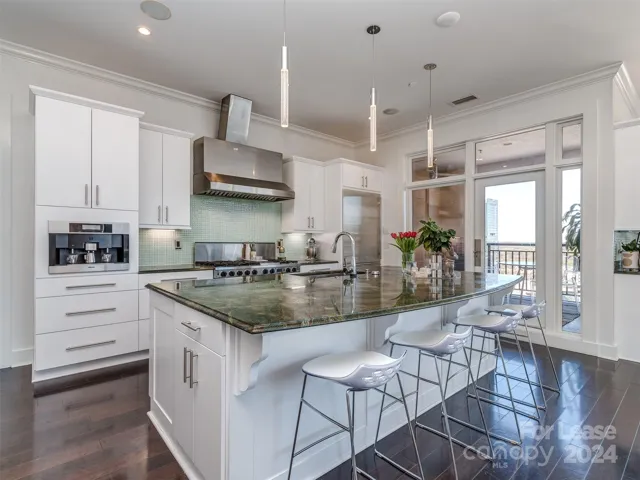 Tons of counter / cabinet space