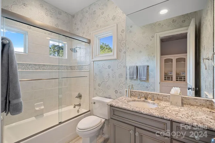 All bedrooms have en suite bathrooms