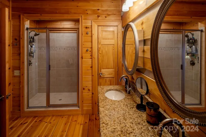 Primary en suite on main level w/ double vanity