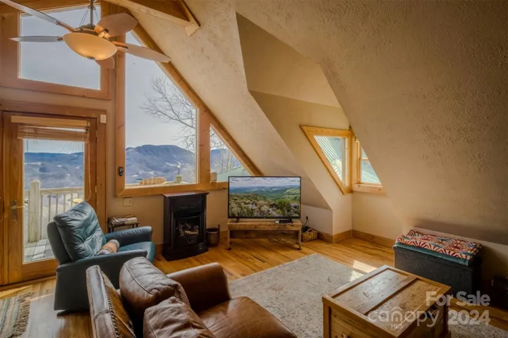 Garage apartment w/ sitting area