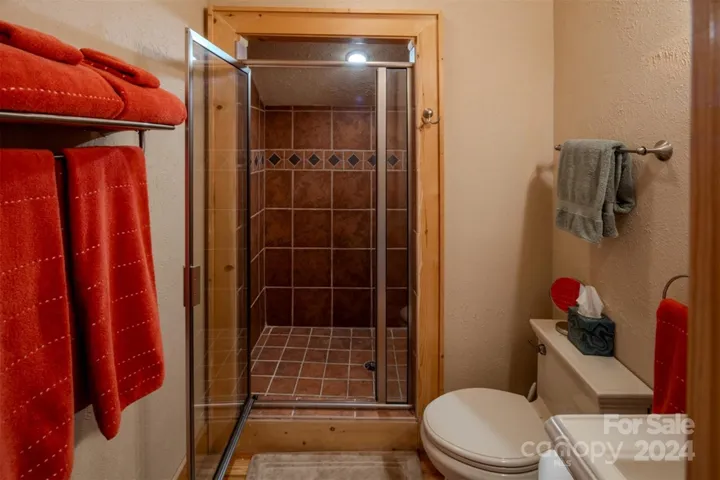 Garage Apartment full bath